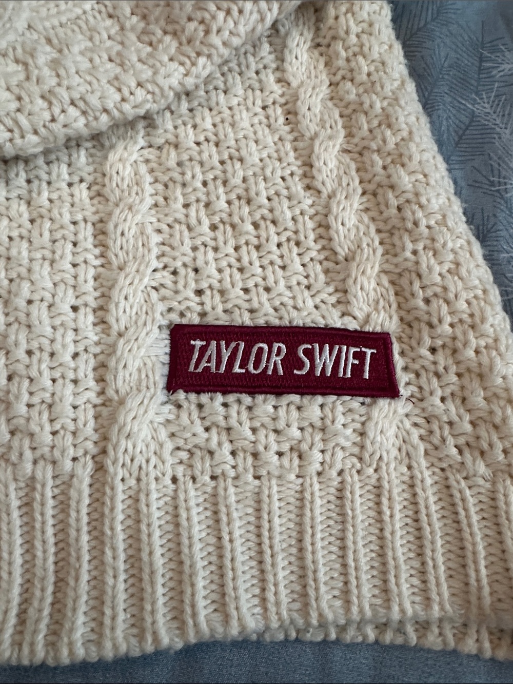 EUC Taylor Swift “RED” Cream Cable-Knit Cardigan w/ Star Appliqués SZ XS/SM - Picture 4 of 16